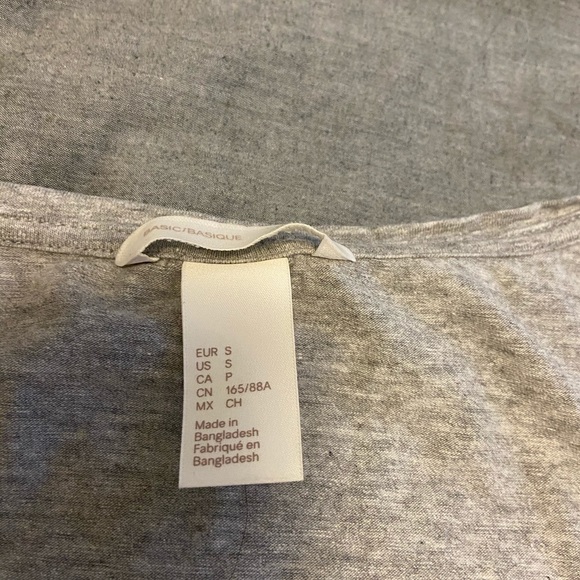 H&M grey basic tshirt - Picture 2 of 2
